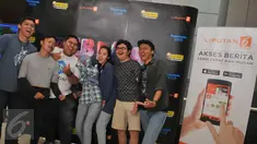 Sejumlah peserta berpose di photo booth yang telah disediakan panitia di CGV Blitz, Bandung, Minggu (7/8). Cinemaholic dan Panasonic Viera gelar nonton bareng Rebel's Team. (Liputan6.com/Gempu M Surya)