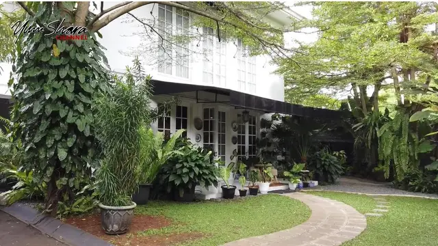 Potret rumah Yuni Shara yang penuh tanaman. [YouTube: Yuni Shara Channel]