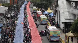 Bus Transjakarta Tanah Abang Explorer kembali beroperasi di Tanah Abang, Jakarta, Sabtu (3/2). Kembali aktifnya bus ini merupakan jawaban atas kesepakatan antara Pemprov DKI dan perwakilan sopir angkot trayek Tanah Abang. (Liputan6.com/Arya Manggala)
