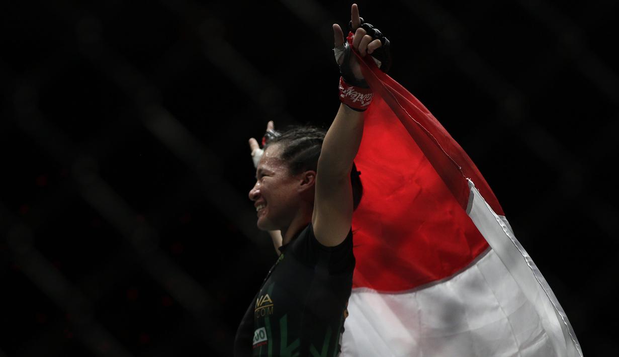 Petarung MMA asal Indonesia, Priscilla Lumban Gaol, merayakan kemenangan pada laga ONE Championships: Dawn of Valor di Istora Senayan, Jakarta, Jumat (25/10). Priscilla menang atas Bozhena. (Bola.com/Yoppy Renato)
