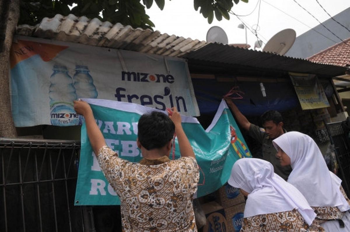 Aksi pelajar turunkan spanduk iklan rokok di warung dekat sekolah