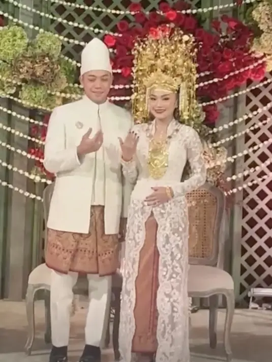 Kebaya putih yang dikenakan Tamara begitu elegan dengan dominasi sunting palembang bernuansa emas.  [Foto: Instagram/ Aliya Rajasa]