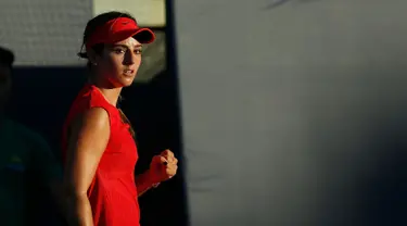 Catherine Bellis merayakan pukulan bola yang masuk saat melawan Alize Cornet dari Prancis di Bank of the West Classic di Stanford, California (31/7). Bellis merupakan petenis profesional Amerika Serikat lahir 8 April 1999. (AFP Photo/Lachlan Cunningham)