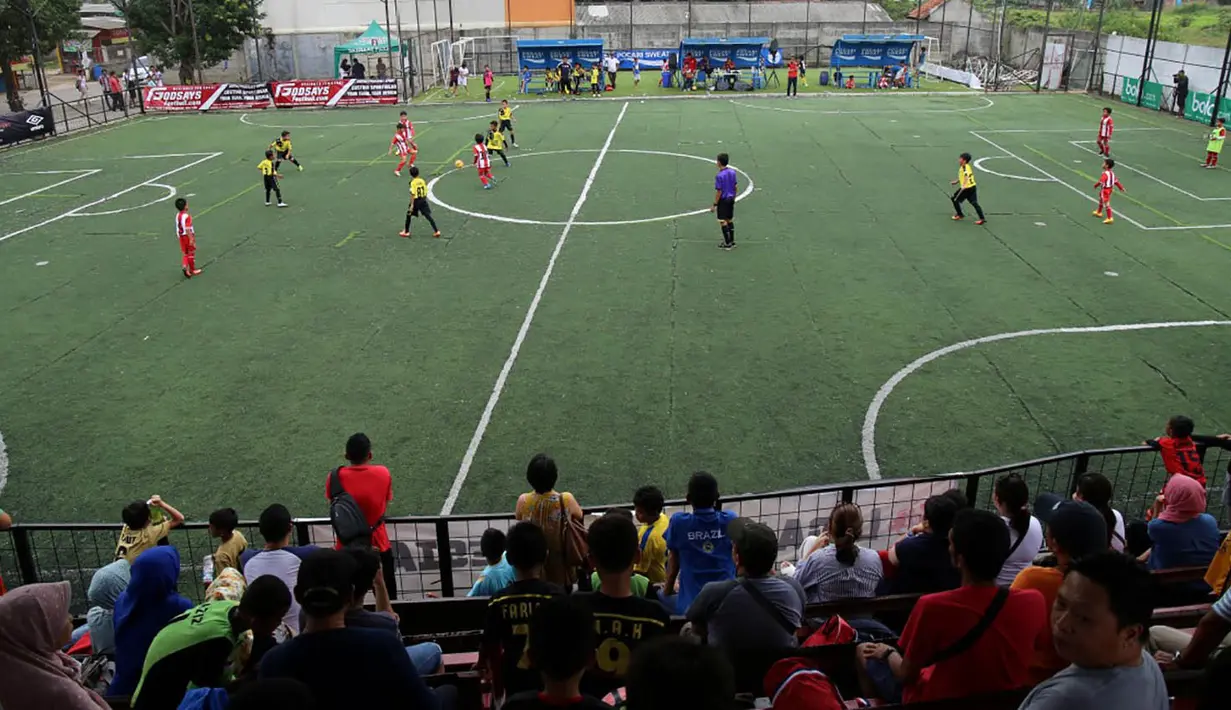 Suasana kemeriahan laga Liga Bola Indonesia kategori U-8 dan U-9. Pada puncak klasemen Serpong City semakin kokoh dipuncak dengan mengoleksi 40 poin. (Bola.com/Liga Bola Indonesia) 