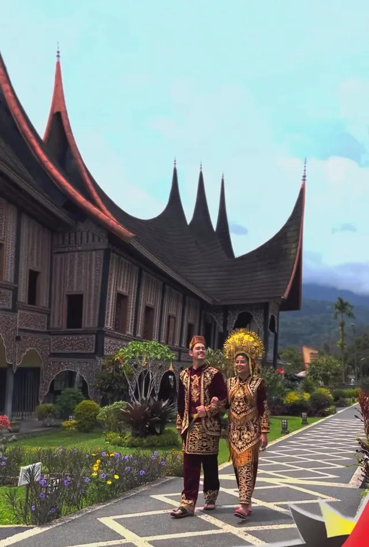 8 Potret Awkarin Ajak Pacar ke Padang, Bak Prewed Pakai Baju Adat