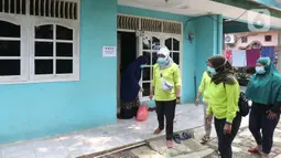 Warga mendistribusikan bantuan bahan pokok di RT03/RW03, Kelurahan Cilangkap, Jakarta, Jumat (21/5/2021). Bantuan sebagai bentuk kepedulian terhadap warga yang melakukan isolasi mandiri karena terkonfirmasi Covid-19. (Liputan6.com/Herman Zakharia)