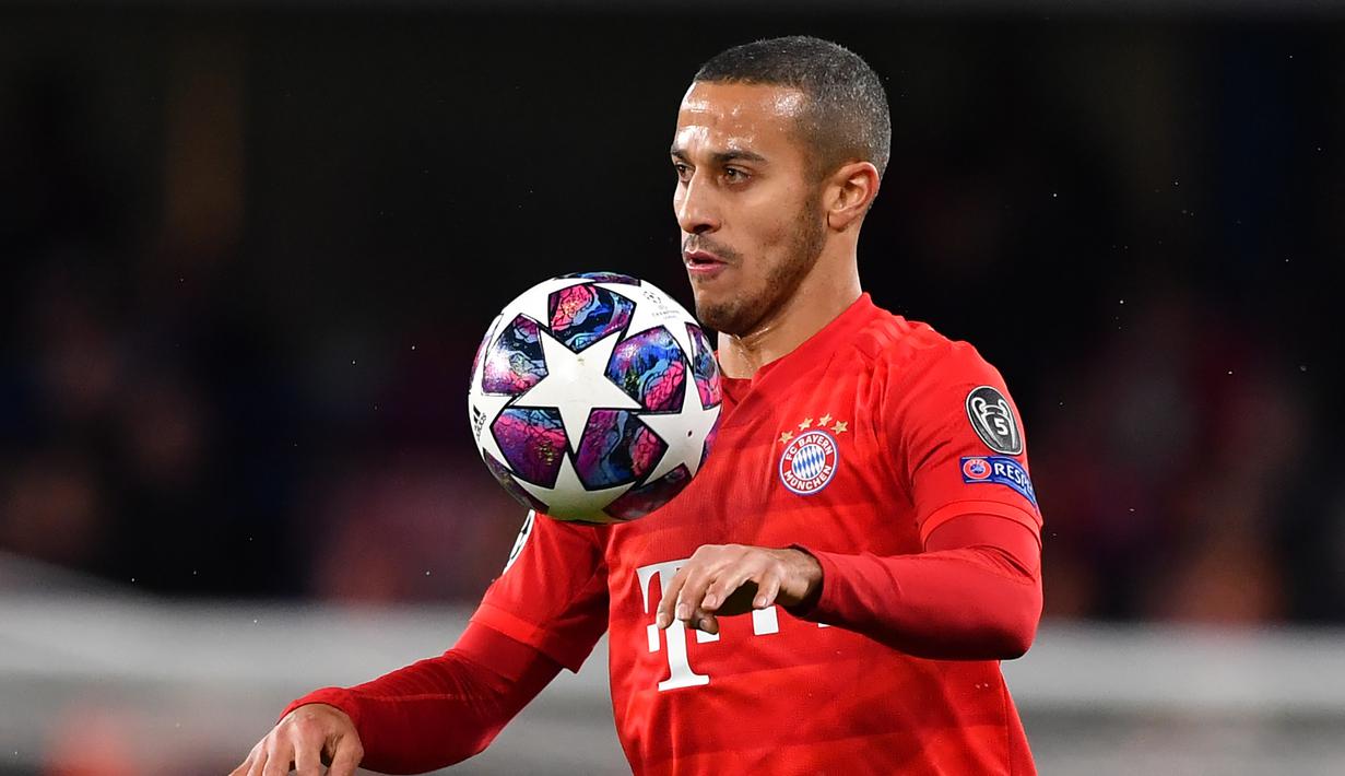 Gelandang Bayern Munchen, Thiago Alcantara mengontrol bola saat bertanding melawan Chelsea pada leg pertama babak 16 besar Liga Champion di Stamford Bridge, London pada 25 Februari 2020. Thiago resmi jadi pemain Liverpool. The Reds telah menuntaskan transfer Thiago dari Munchen. (AFP/Ben Stansall)