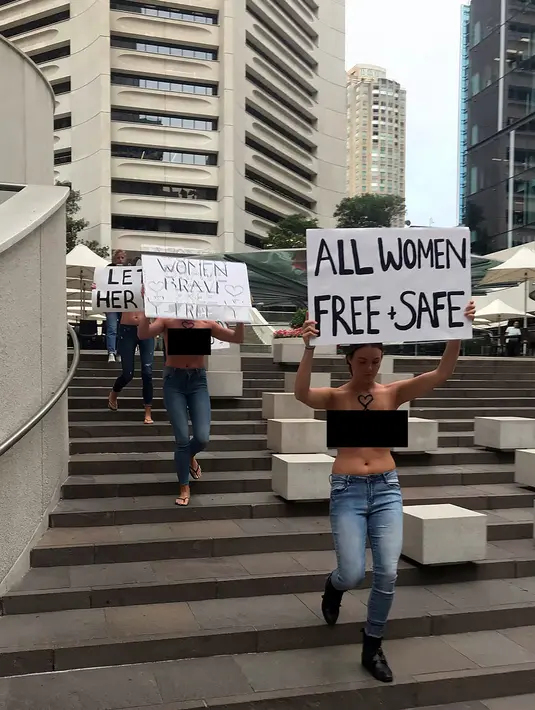 Anggota Secret Sisterhood tampil toples saat mendukung gadis Saudi Rahaf Mohammed al-Qunun yang mencari suaka di Australia di Sydney (10/1). Melalui Twitter, Qunun mengatakan nyawanya akan terancam jika kembali ke Saudi. (Secret Group Sisterhood/AFP)