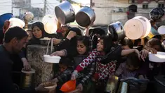 Warga Palestina mengantre untuk mendapatkan makanan gratis di Rafah, Jalur Gaza, pada Selasa, 12 Maret 2024. (AP Photo/Fatima Shbair)