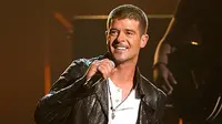 Penyanyi Robin Thicke masih belum bisa menerima ditinggal istrinya, Paula Patton.