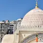 Pekerja sedang membersihkan bagian atap dekat kubah Masjid Ketchaoua atau Katsyawah di distrik Casbah, Aljir, Aljazair, Rabu (15/11). Masjid ini dibangun pada masa Dinasti Ottoman di abad ke-17. (AFP Photo/Ryad Kramdi)