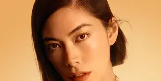 Tampil dengan one shoulder dress hitam dan rambut bondol, Hikari Mori berpose Fierce memamerkan deretan perhiasan Tubogas yang nampak begitu mewah dan penuh gaya. [Dok/Bvlgari].