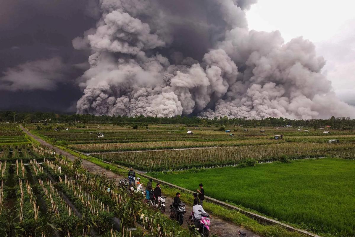 FOTO: Dahsyatnya Aliran Piroklastik Gunung Semeru di Tengah Status Awas