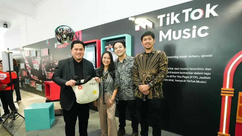 Menteri BUMN Erick Thohir pada saat meresmikan kolaborasi TikTok Indonesia dan PT Pos Indonesia dalam menghadirkan TikTok | Pos Aja! Creator House di Kantor Pos Kota Tua, Jakarta.