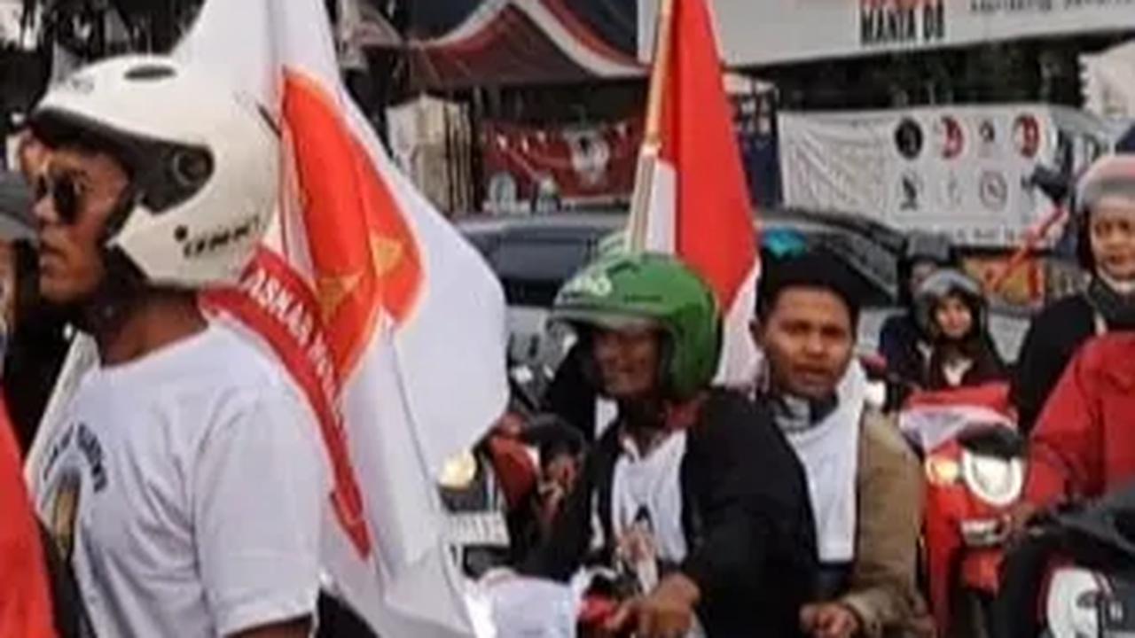 Jelang Debat Capres, Pendukung Ganjar-Mahfud Geber-Geber Motor di Depan Rumah Pemenangan Prabowo