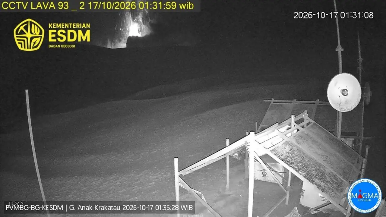 Tangkapan layar rekaman Gunung Anak Krakatau di perairan Selat Sunda kembali mengalami erupsi.