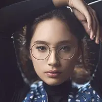 Tampil geek bisa fashionable juga, lho! (Sumber foto: tatjanasaphira/instagram)