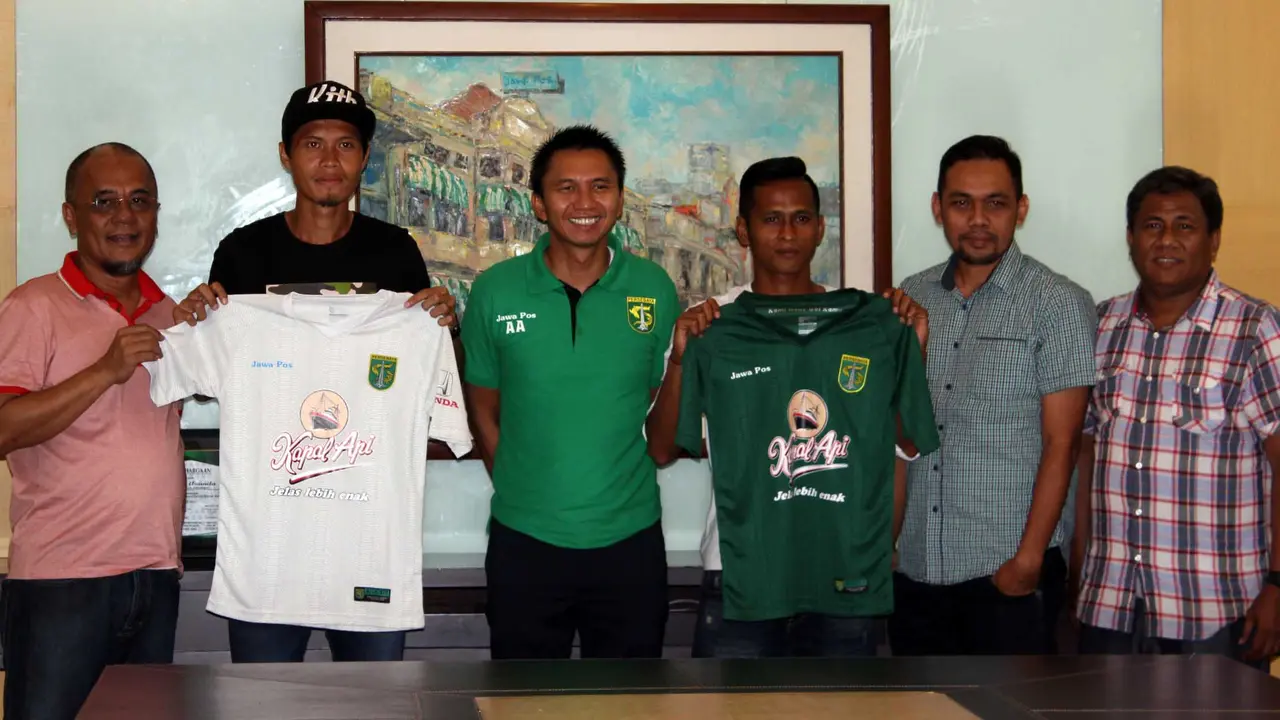 Striker baru Persebaya Surabaya Rishadi Fauzi (dua dari kiri) (Liputan6.com / Dimas Angga Perkasa)