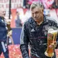 Carlo Ancelotti  saat merayakan keberhasilan timnya meraih gelar Bundeslia 2016-2017 dengan siraman Beer oleh para pemain Bayern Munchen di Munich, Jerman, (20/5/2017). (EPA/Christian Bruna)