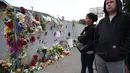 Sejumlah orang berkumpul di tempat peringatan Gudang Terbakar di California, AS, Senin (5/12). Setidaknya ada 30 korban yang tewas dalam peristiwa kebakaran tersebut. (REUTERS / Lucy Nicholson)