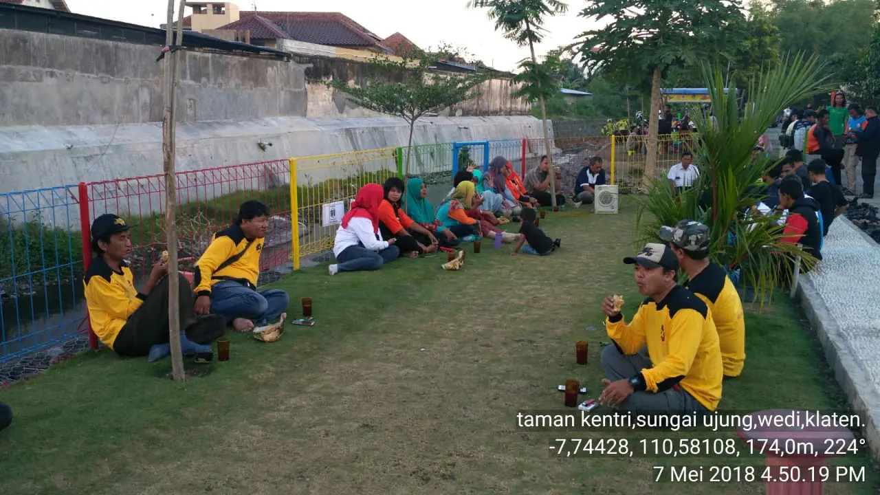Aksi bersih di Taman Kentri, pinggir Sungai Ujung, Wedi, Klaten, Jawa Tengah. (Foto: Dok. Sekolah Sungai Klaten/Arif Fuad/Liputan6.com)