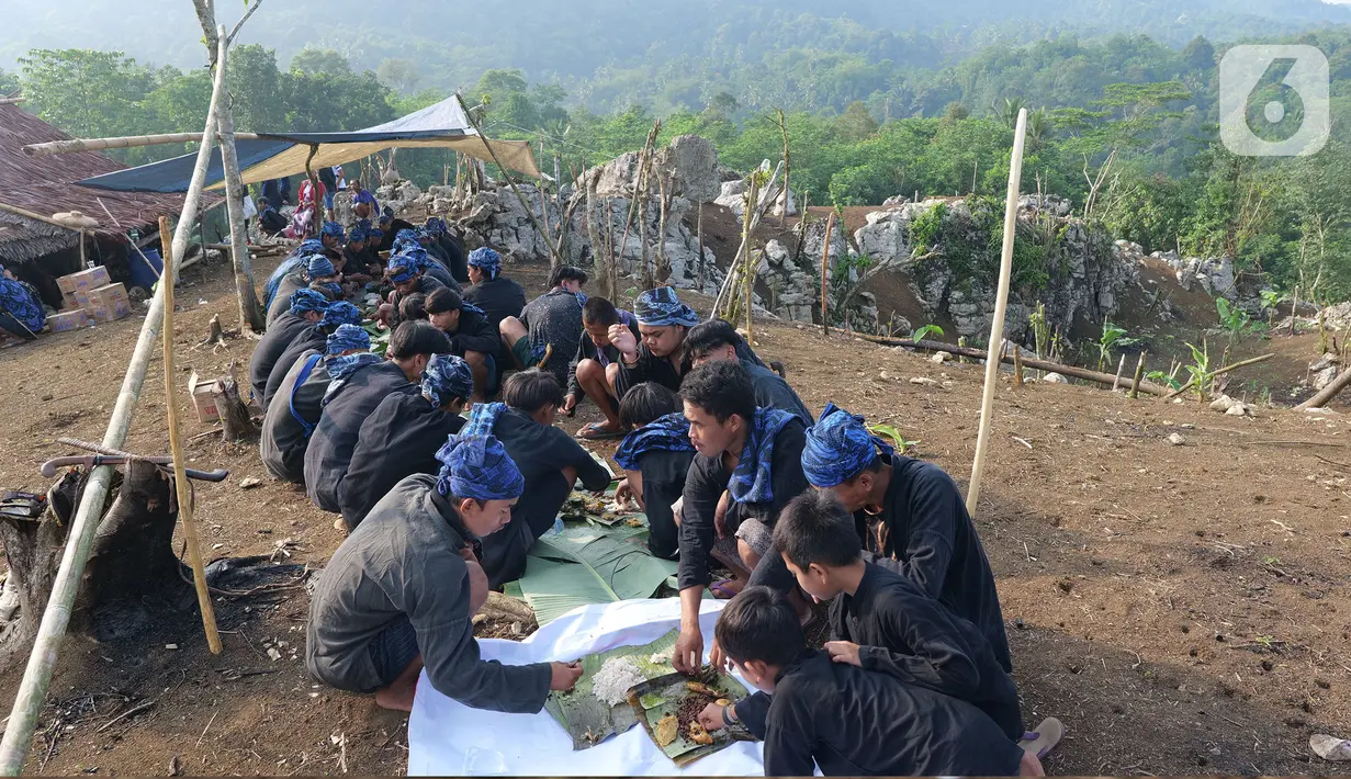 Masyarakat adat Suku baduy luar melakukan ritual  rangkaian tradisi adat Ngaseuk di kampung Karangkerit, desa Bojong Menteng, Banten, Senin (1/11/2021). Tradisi Ngaseuk merupakan musim tanam untuk suku Baduy yang nanti hasil panen untuk upeti pemerintah daerah. (Liputan6.com/Herman Zakharia)