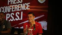 Kapten Timnas Indonesia Jay Idzes saat memberikan keterangan kepada awak media di Bali Beach Hotel sebelum keberangkatan ke Jakarta pada Minggu sore (1/6/2025). (Bola.com/Alit Binawan)