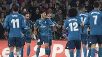 Para pemain Real Madrid merayakan gol ke gawang Real Betis pada laga La Liga di Stadion Benito Villamarin, Sevilla, Minggu (18/2/2018). (AFP/Cristina Quicler)