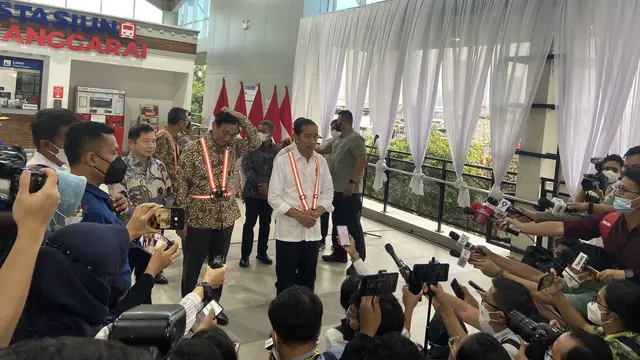 Presiden Joko Widodo (Jokowi) menjajal langsung kereta Lintas Rel Terpadu atau LRT dari Stasiun Harjamukti ke Stasiun Taman Mini. (Liputan6.com/Radityo Priyasmoro)