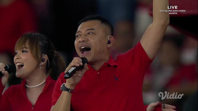7 Potret Anang dan Ashanty Bawakan Lagu Usai Laga Timnas Indonesia Vs Filipina