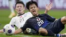 Pemain Jepang, Takefusa Kubo (kanan) berebut bola dengan pemain China, Li Yuanyi pada laga putaran ketiga Grup C Kualifikasi Piala Dunia 2026 yang berlangsung di Saitama Stadium, Saitama, Jepang, Kamis (05/09/2024) WIB. (AP Photo/Shuji Kajiyama)