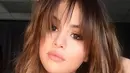 Selena Gomez baru saja mengganti model rambutnya. Kini, pelantun lagu Hands To My Self punya ciri khas baru yakni poni imut yang membingkai wajah manisnya. (Dailymail/Bintang.com)