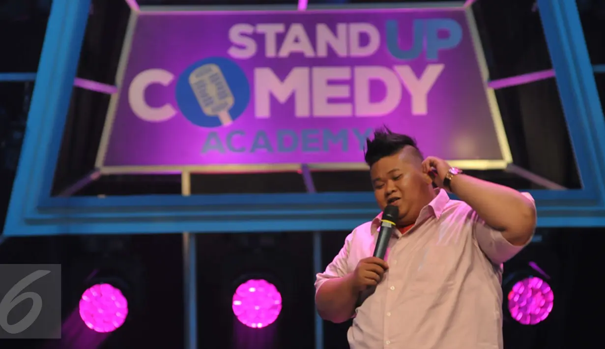 Lolo, salah satu peserta menunjukkan aksinya saat Standup Comedy Academy Indosiar, Jakarta, Senin (5/10/2015). Stand Up Comedy Academy Indosiar telah menemukan 24 comica yang akan bersaing mencari posisi pertama. (Liputan6.com/Faisal R Syam)