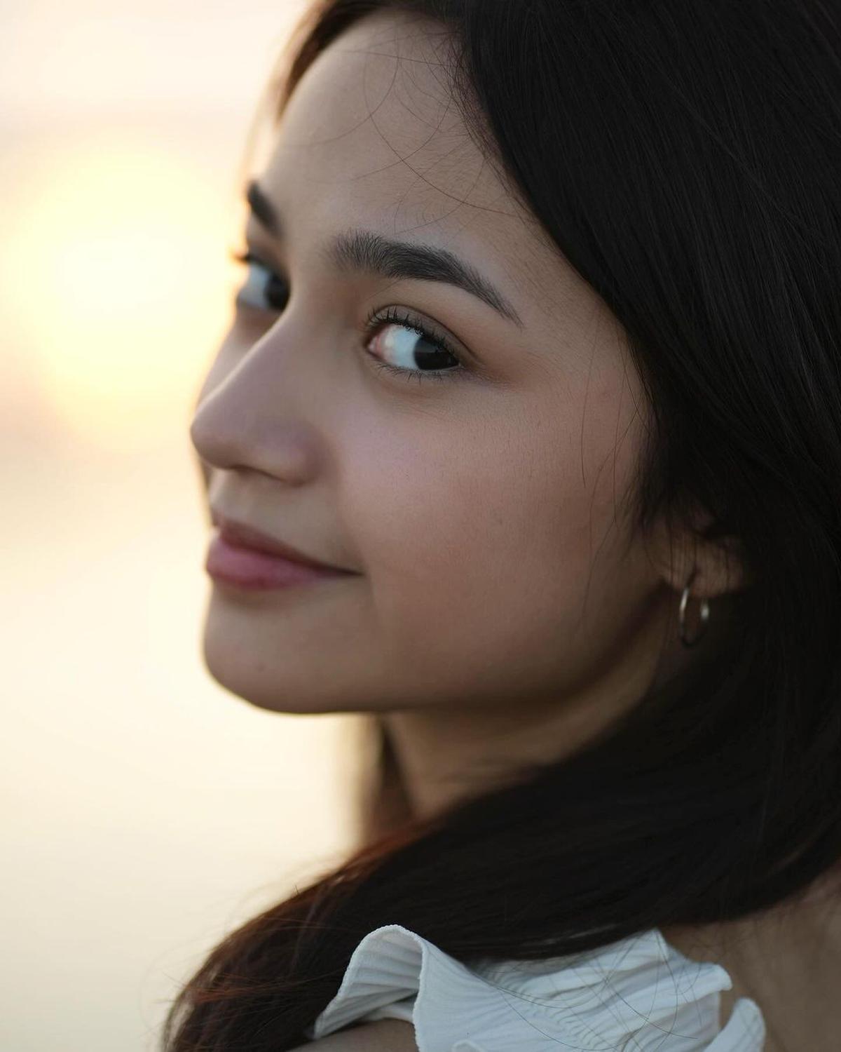 7 Potret Sidney Anak Cut Tari yang Kini Usia 17 Tahun, Parasnya yang Makin Cantik Banyak Dipuji
