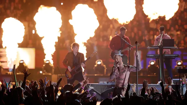 Adam Levine Pamer Tato di Panggung Super Bowl LIII