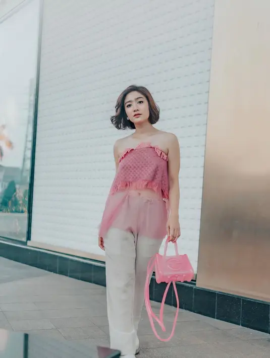 <p>Febby Rastanty melengkapi penampilannya dengan tas berwarna pink juga [Instagram/febbyrastanty]</p>