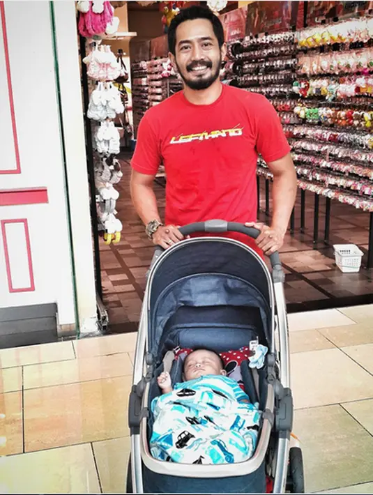 Yama Carlos dan Arfita Dwi Putri kini saling mengingatkan kedepannya demi lebih baik menjaga keutuhan rumah tangganya. Membesarkan buah hati, Marco bersama menjadi semangat keduanya untuk bangkit kembali dan menjadi lebih baik. (Instagram/yamacarlos7)