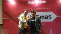 (Ki-ka) CEO Indo Gold, Indra Sjuriah bersama dengan Pendiri dan CEO Bukalapak, Achmad Zaky. Liputan6.com/ Mochamad Wahyu Hidayat 