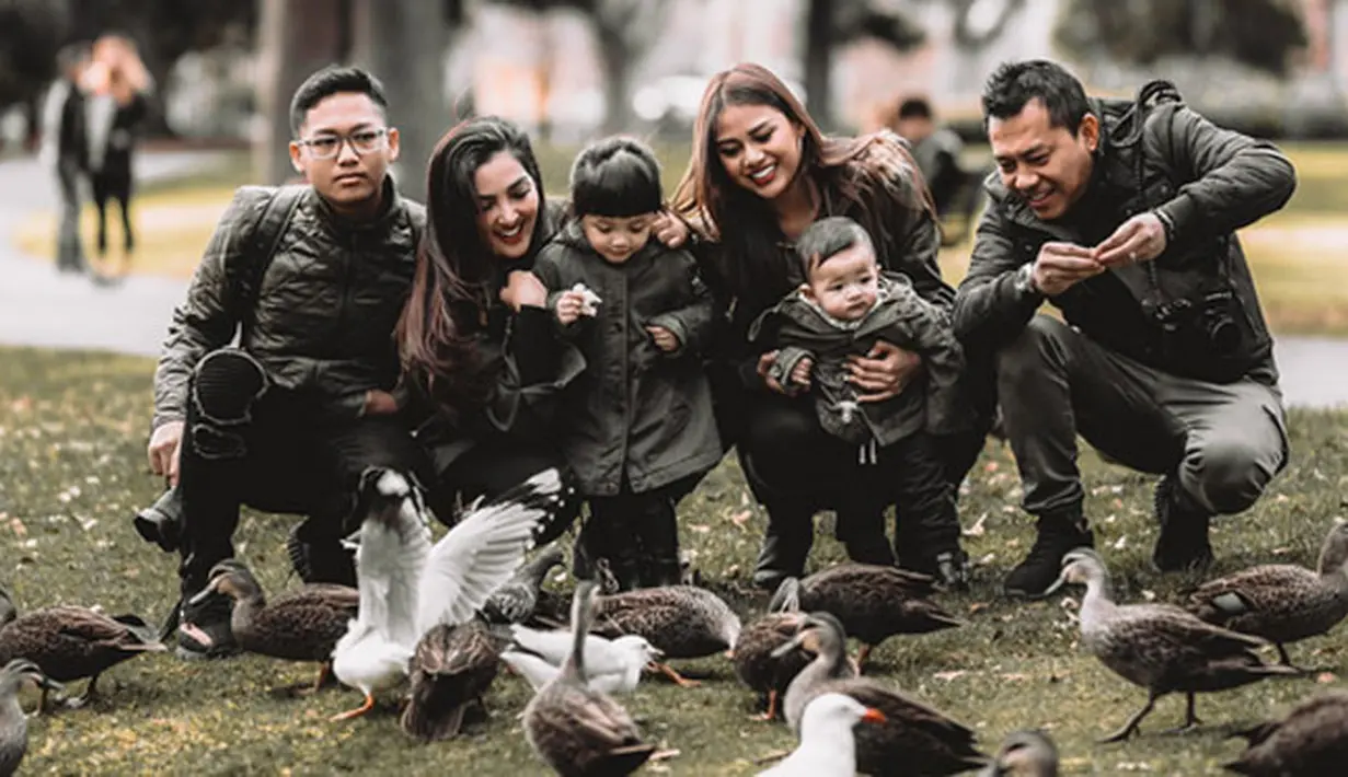 " Jangan terlalu mudah membenci jika kita tidak mengerti. Kita semua punya harapan yang sama, semoga negara kita damai dan masyarakatnya makmur. Aminn. @jokowi," harap Ashanty. (Instagram/ashanty_ash)