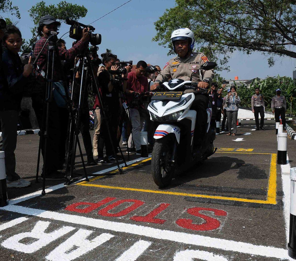 Firman menyebut sebelum dilangsungkan ujian teori, peserta dapat terlebih dahulu melihat materi yang akan diujikan dengan mengakses Electronic Audio Visual Integrited System' (E-AVIS). Materi dapat dilihat di perangkat gadget yang sudah dikembangkan sejak