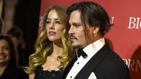 Pasangan seleb, Johnny Depp dan Amber Heard saat menghadiri 27th Annual Palm Springs International Film Festival Awards Gala di California, 2 Januari 2016. Amber Heard dikabarkan menggugat cerai Johnny Depp ke pengadilan pada Senin (23/5) lalu. (AFP)