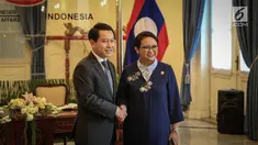 Menteri Luar Negeri Retno Marsudi menyambut kedatangan Menlu Laos, Saleumxay Kommasith di Jakarta, Kamis (27/7). Kedua menlu akan melakukan pertemuan bilateral dalam kerangka JCBC atau komisi bersama untuk kerjasama bilateral. (Liputan6.com/Faizal Fanani)