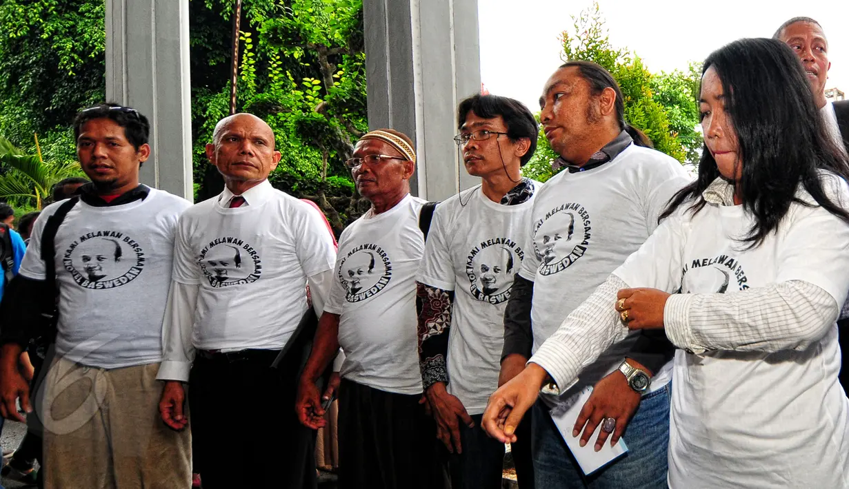 Tim kuasa hukum dan pendukung Novel Baswedan kenakan kaos putih bertuliskan 'Kami Melawan bersama Novel Baswedan' usai sidang putusan praperadilan di Pengadilan Negeri Jakarta Selatan, Selasa (9/6/2015). (Liputan6.com/Yoppy Renato)