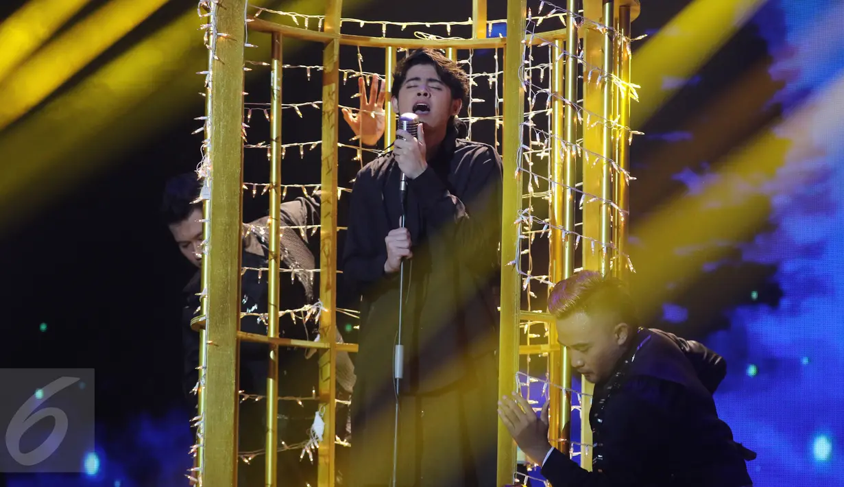 Penampilan Aliando Syarief dalam 'The Biggest Concent Ada Apa dengan Cinta? 2', di Studio 6 Emtek City, Jakarta, Kamis (31/3). Konser ini menampilkan lagu-lagu yang menjadi soundtrack di film legendaris, Ada Apa Dengan Cinta (Liputan6.com/Herman Zakharia)