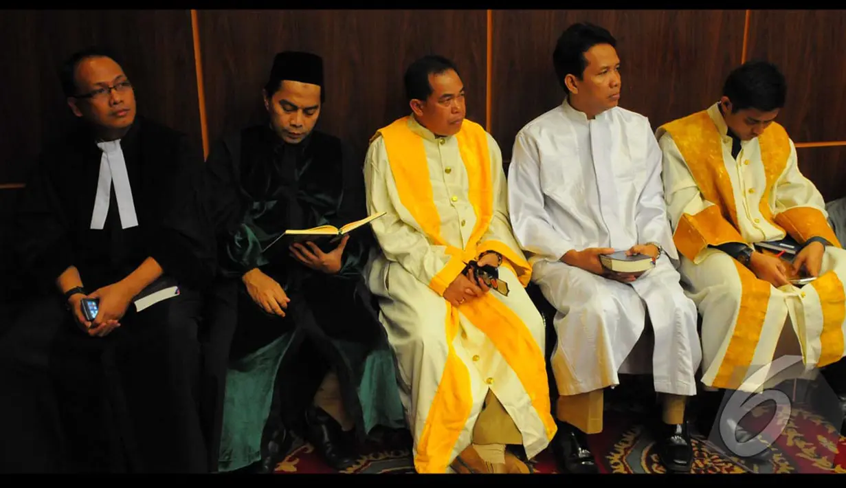 Kelima orang ini adalah para petugas pengambil sumpah untuk para saksi di sidang sengketa pilpres yang keempat, Jakarta, Selasa (12/8/2014) (Liputan6.com/Andrian M Tunay)