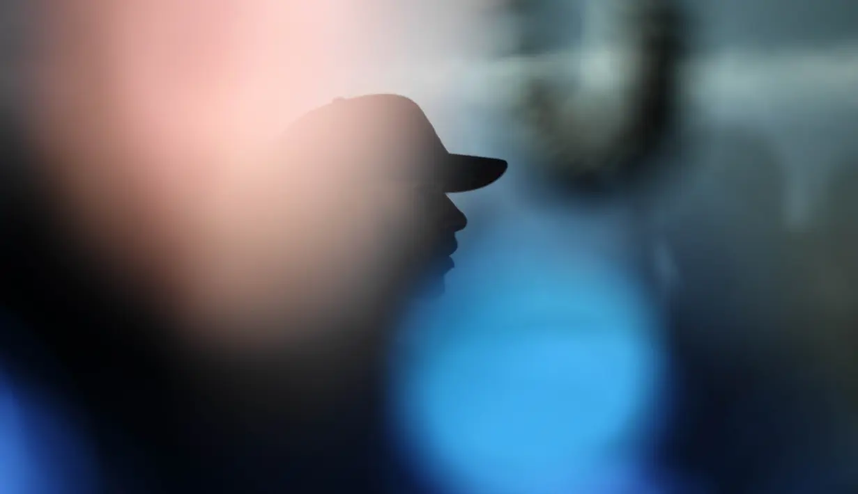Pebalap Mercedes, Lewis Hamilton melintasi garasi timnya saat sesi latihan bebas F1 GP China di Shanghai, (7/4/2017). (AFP/ Greg Baker)