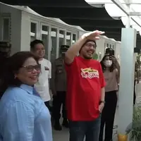 Di rumah ini ada seperti mini lobi untuk menyambut tamu yang datang. Ini potret ketika rumah Andy F Noya disambangi Gubernur Jawa Tengah, Ganjar Pranowo. (YouTube/Ganjar Pranowo)