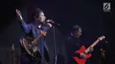 Aksi panggung vokalis Padi Reborn, Fadly saat tampil di Magnificent Seven with Padi Reborn di Avenue of the Stars, Lippo Mall Kemang, Jakarta, Jumat (27/9/2019). Para pengunjung turut menyanyi bersama dengan band legendaris yang sempat vakum pada 2011. (Kapanlagi.com/Budy Santoso)