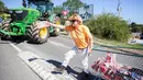 Petani membagikan produk yang diambil dari supermarket Casino kepada pengendara yang lewat di Sarlat, Perancis barat daya, sebagai bentuk demo di supermarket tersebut, Kamis (20/8/2015). (AFP PHOTO/Yohan Bonnet)