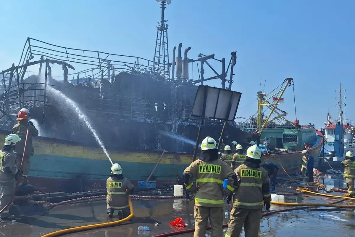 Kapal Terbakar di Dermaga Muara Baru.
